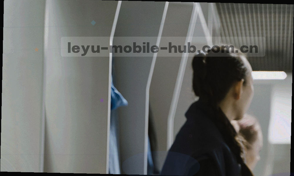 多条联赛数据线在深色底上交错延伸，荧光青与珊瑚橙标记查询高峰位置